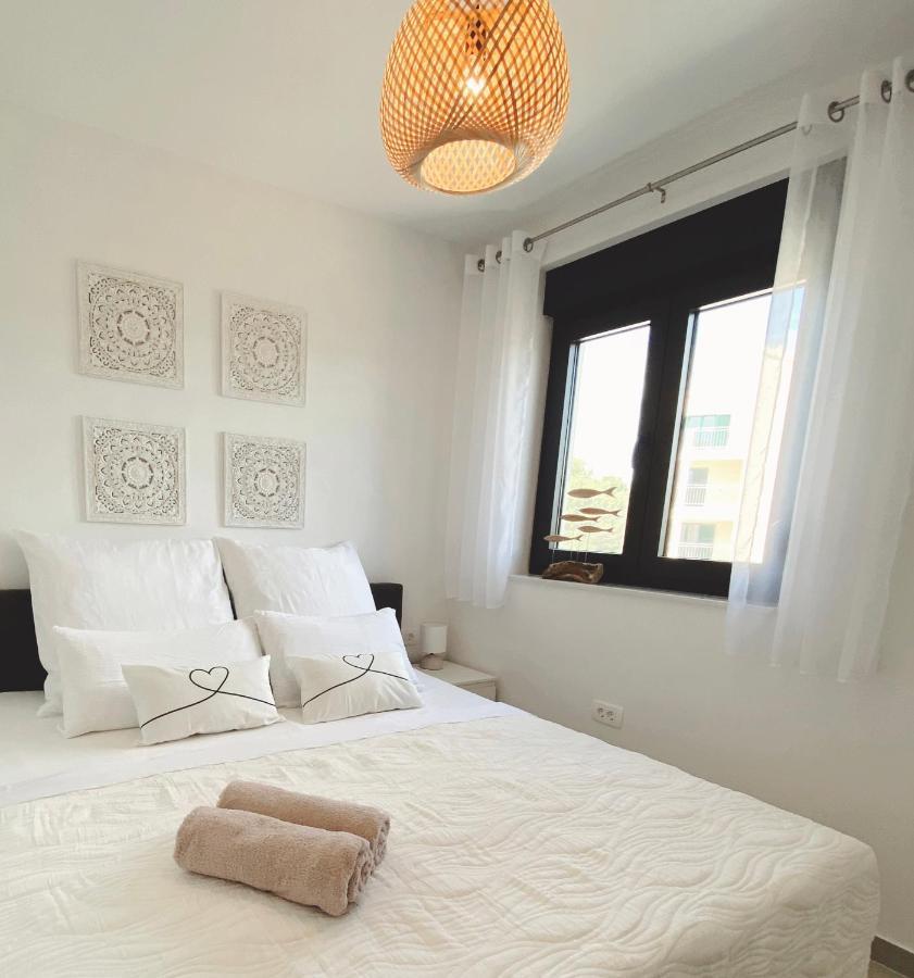 Apartment Agnes With 63 M2 Rooftop Terrace, Grill And Pool Okrug Gornji Exterior photo