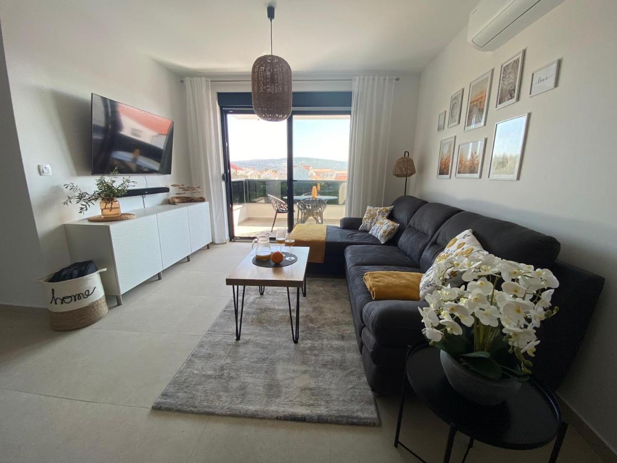 Apartment Agnes With 63 M2 Rooftop Terrace, Grill And Pool Okrug Gornji Exterior photo