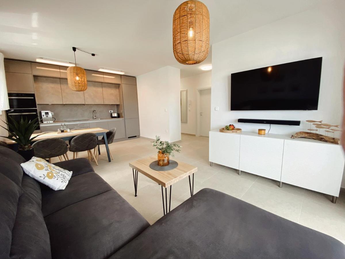 Apartment Agnes With 63 M2 Rooftop Terrace, Grill And Pool Okrug Gornji Exterior photo