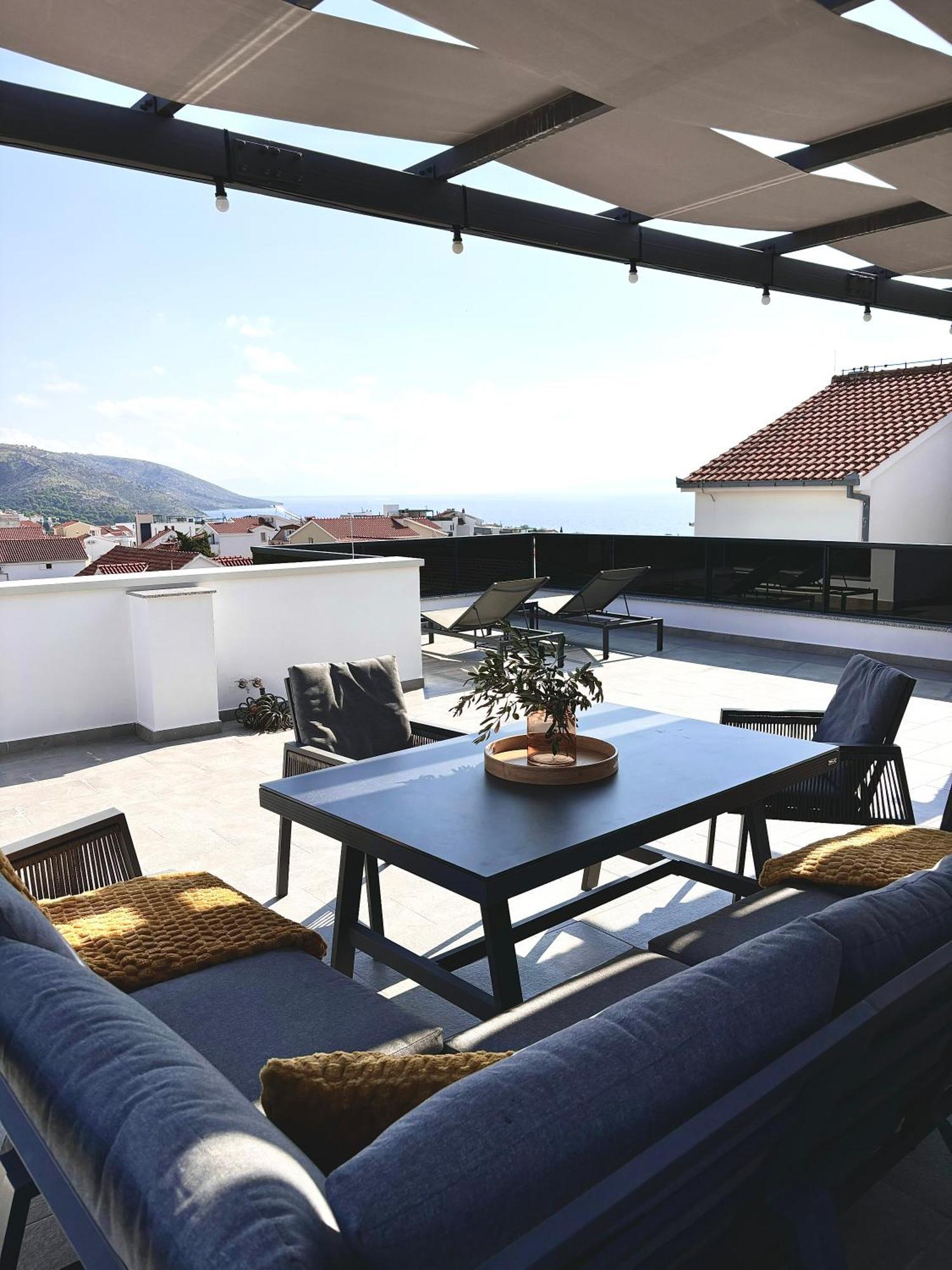 Apartment Agnes With 63 M2 Rooftop Terrace, Grill And Pool Okrug Gornji Exterior photo