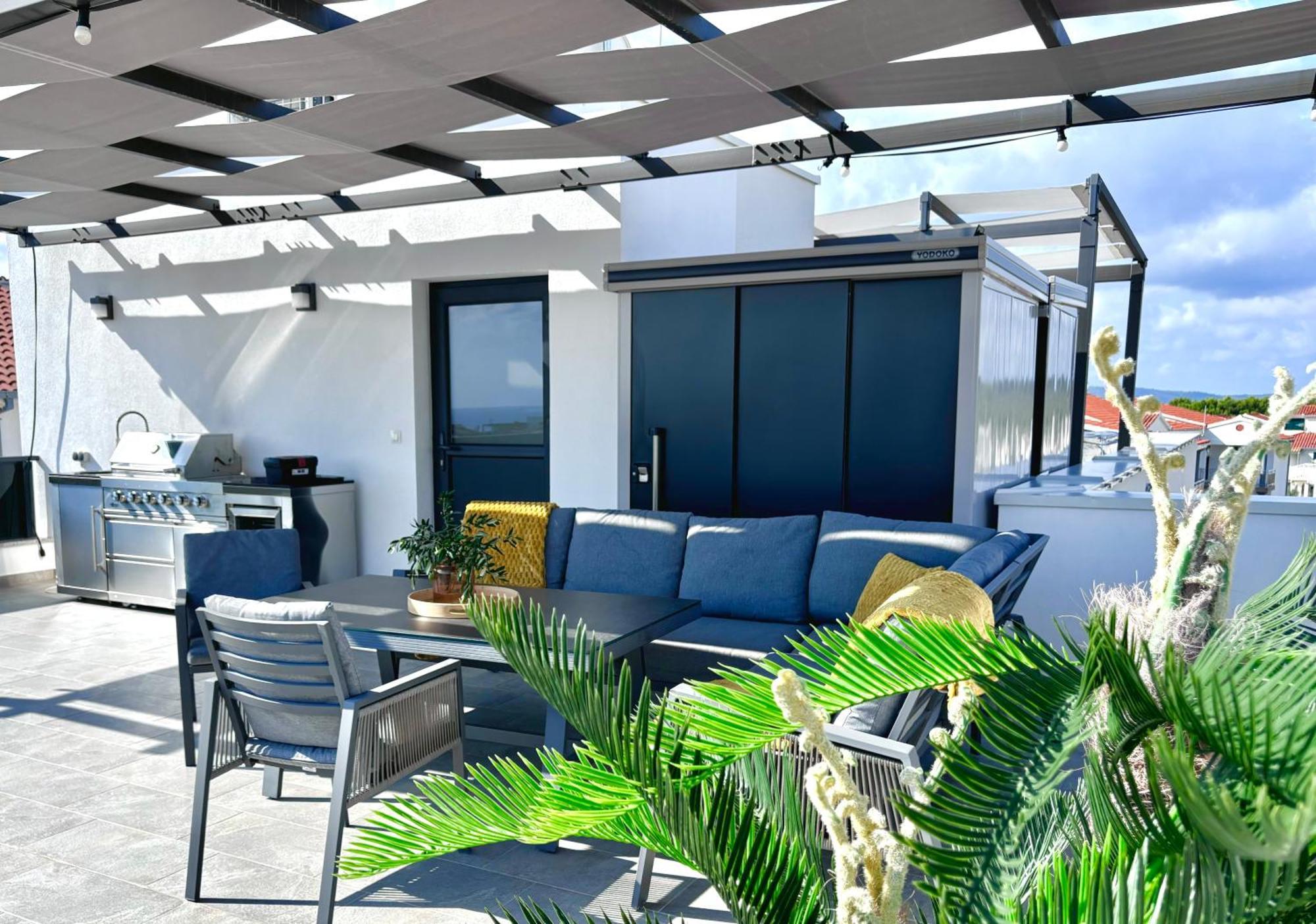 Apartment Agnes With 63 M2 Rooftop Terrace, Grill And Pool Okrug Gornji Exterior photo